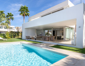 Dom na sprzedaż, Hiszpania Marbella Calle La Finca, 2 458 008 dolar (9 733 710 zł), 210 m2, 92207452